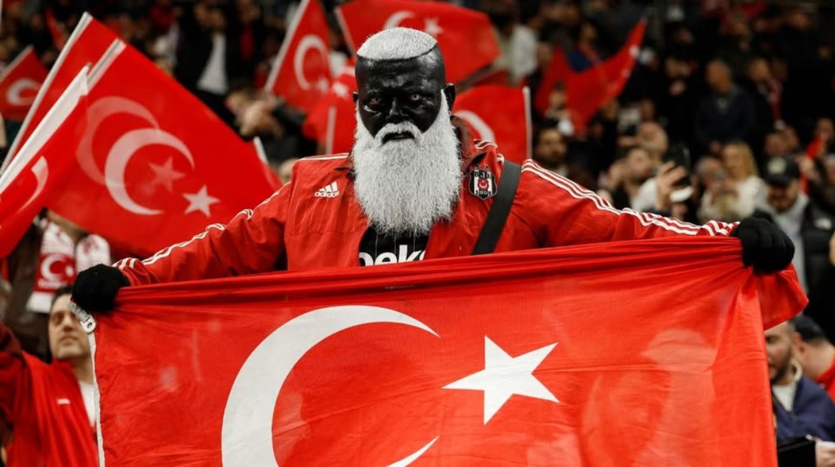 أودي نيكو مشجع تركيا الأسود