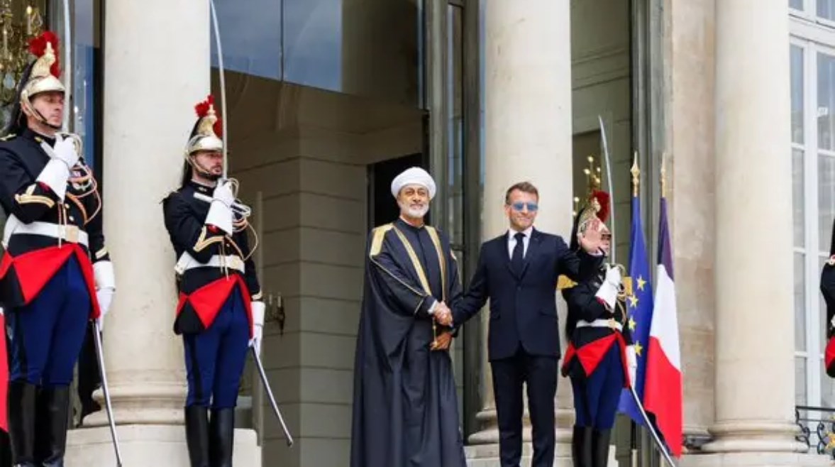 لقاء الرئيس الفرنسي إيمانويل ماكرون بسلطان عُمان هيثم بن طارق