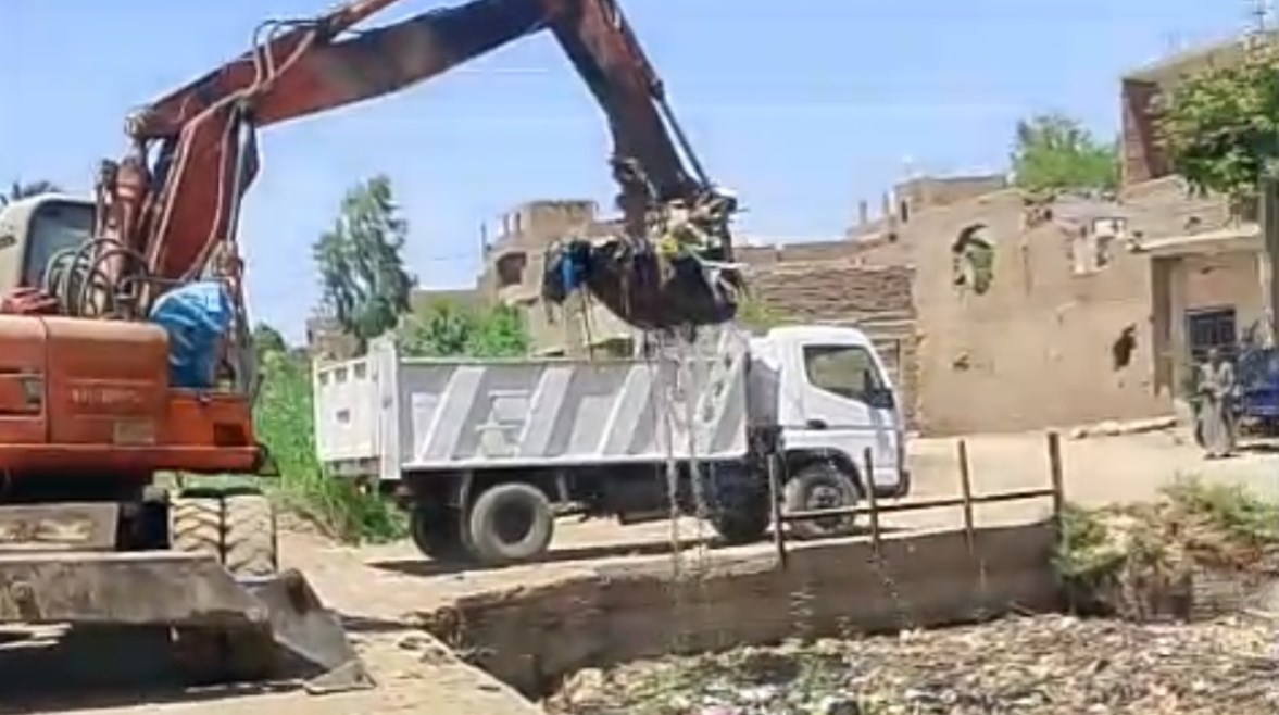 أعمال تطهير وتنظيف الترعة من المخلفات 