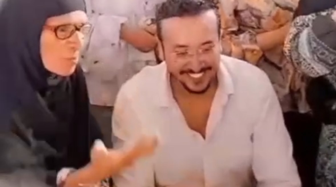 الجدة وهى تدعي لحفيدها بجانب المأذون  