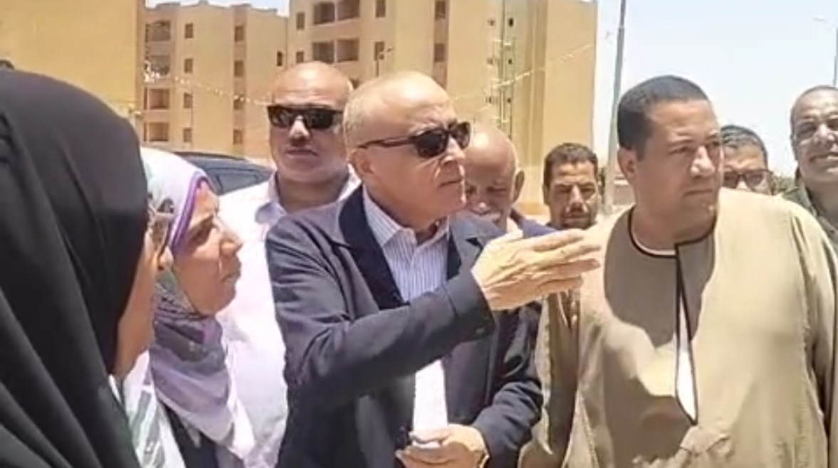 محافظ الأقصر ينفعل على مسؤل الشركه المنفذة لاسكان الطود  