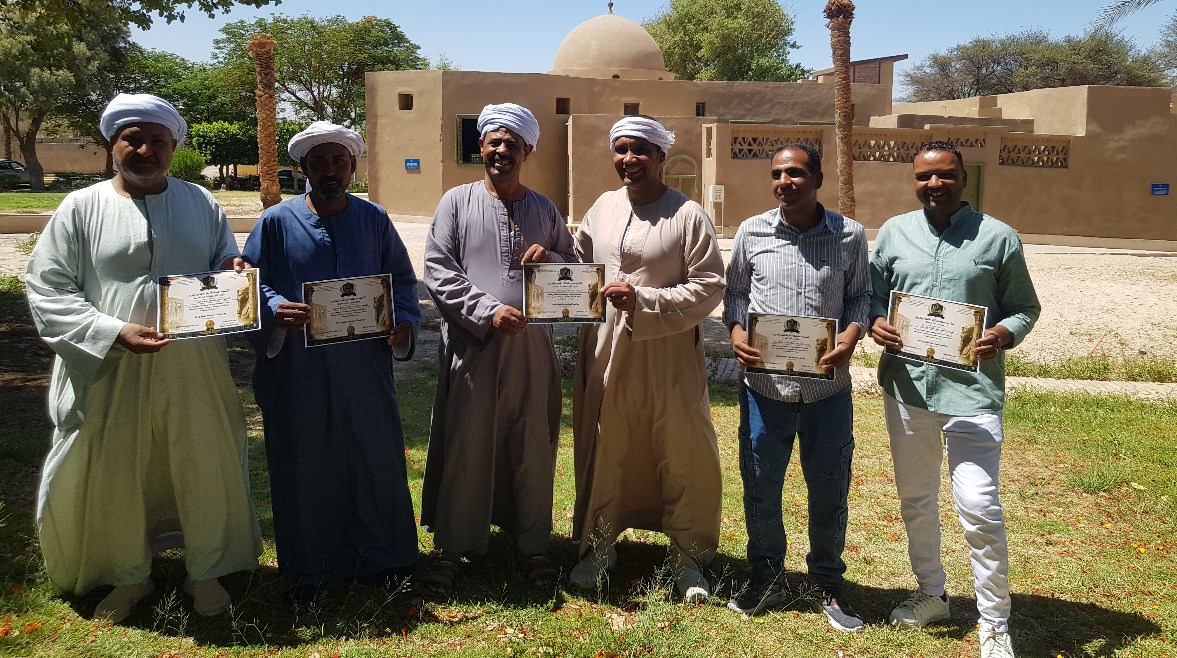 الصوره الأولى مفتشي الآثار والخفراء أبطال الواقعة  