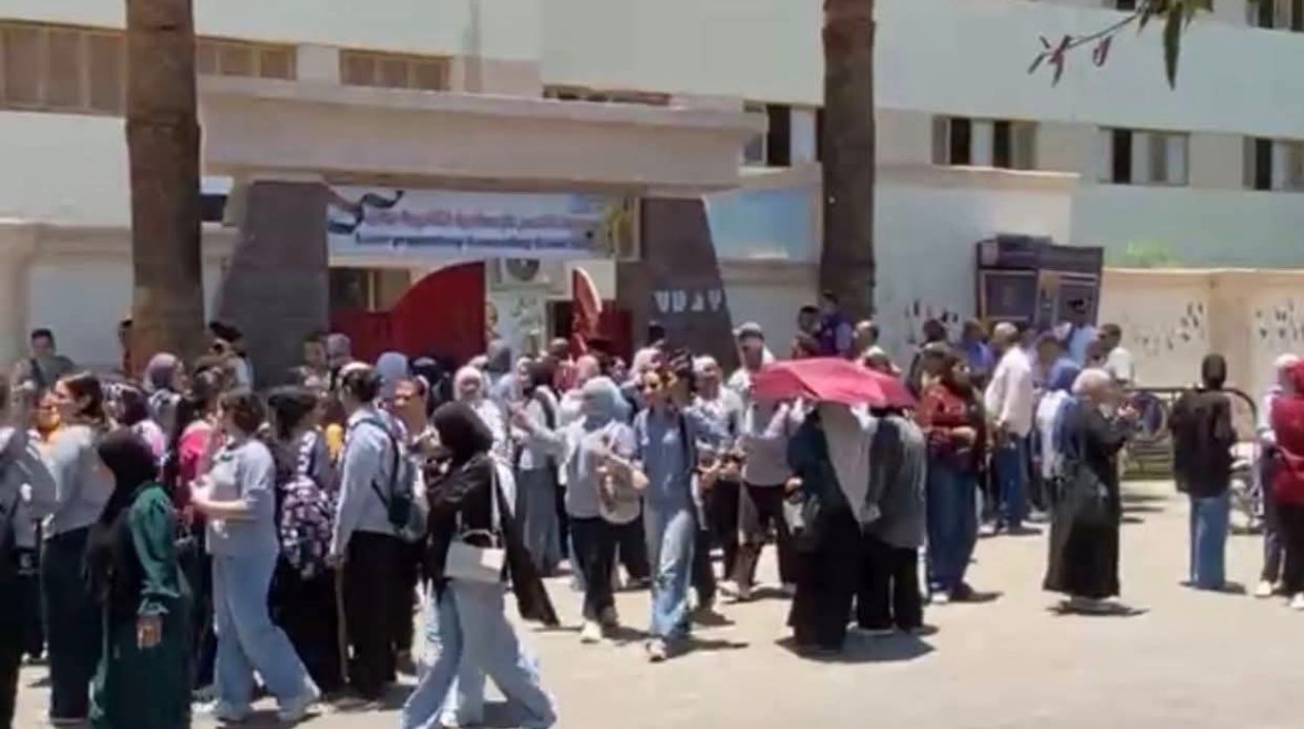 من امام أحد لجان الثانوية العامة بالأقصر 