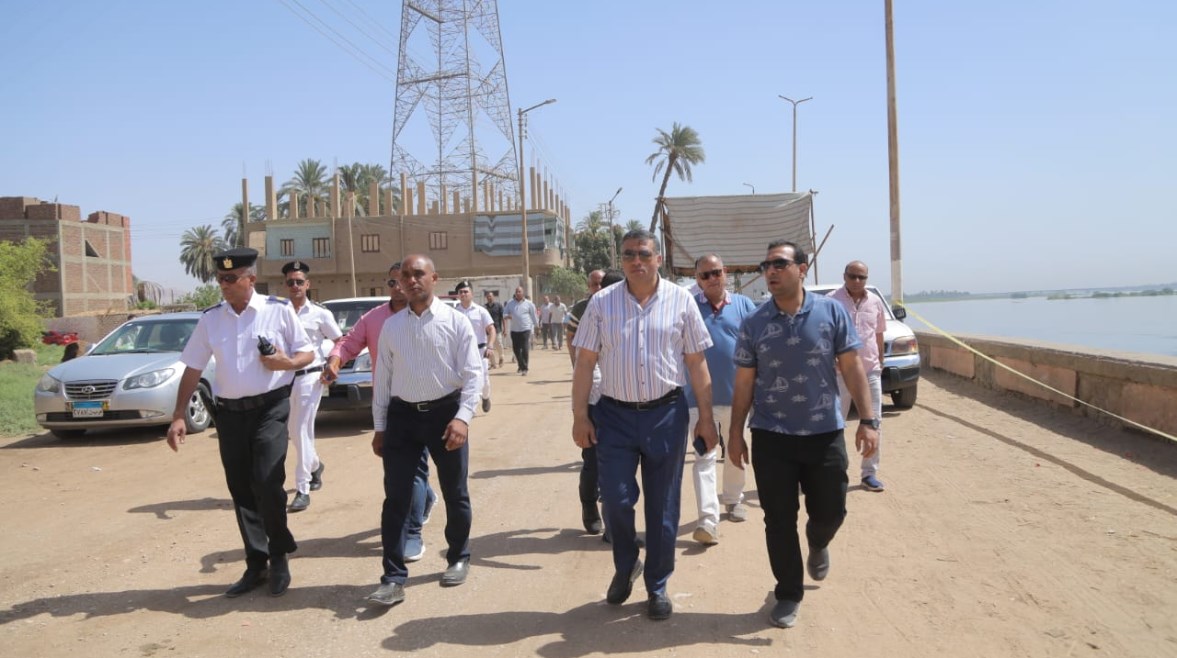 محافظ قنا خلال الجولة