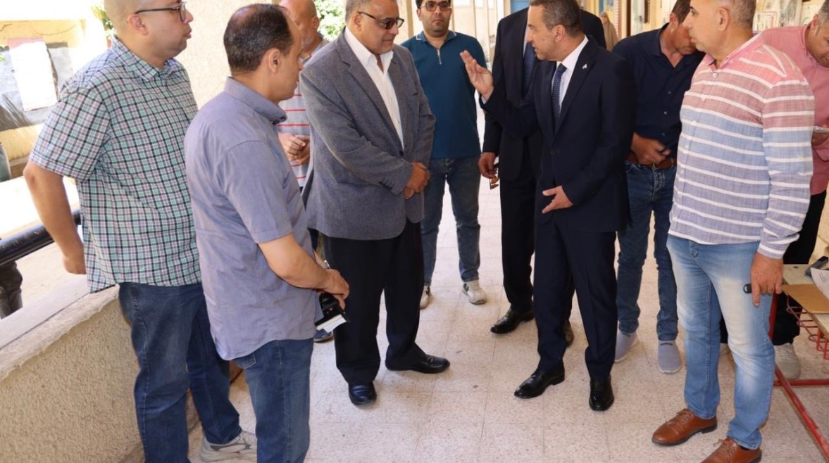محافظ المنوفية أثناء جولة مفاجئة على المدارس
