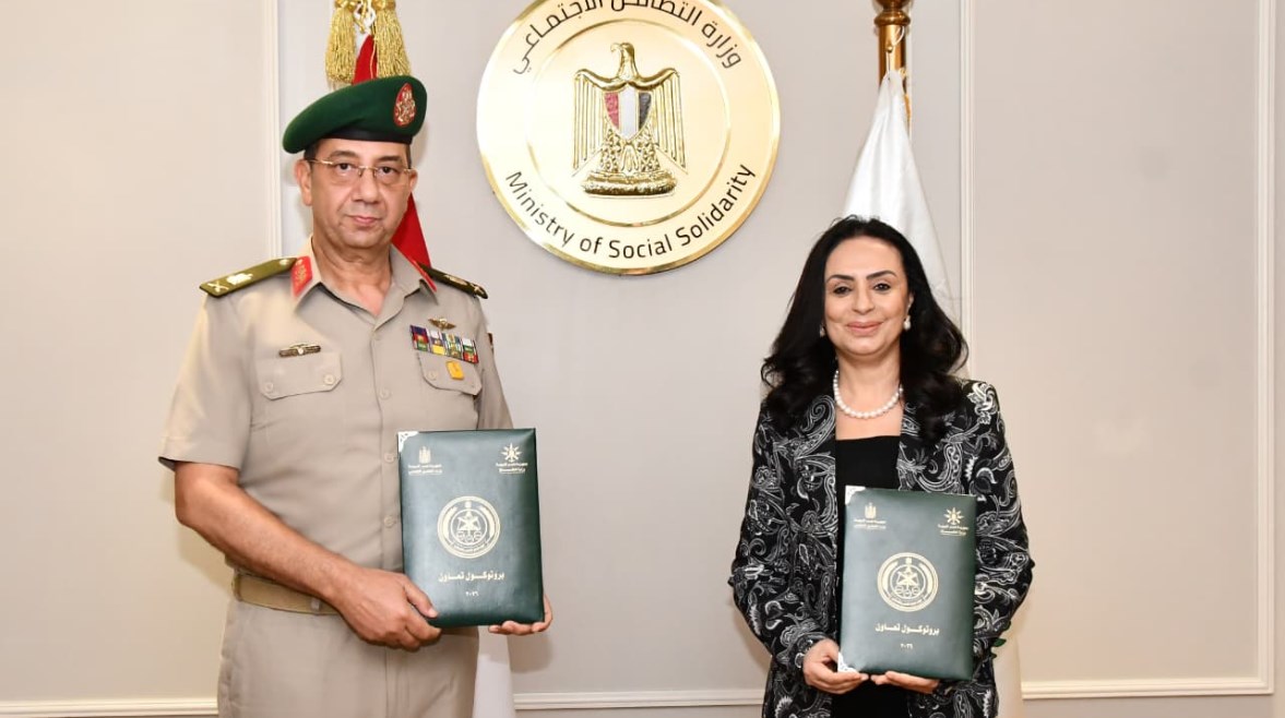 الدكتورة مايا مرسى، وزيرة التضامن الإجتماعى، واللواء أح هشام حسنى حسن، قائد قوات الدفاع الشعبى والعسكرى