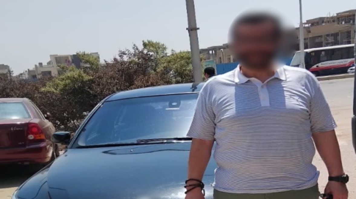 المتهم وسيارته المضبوطة