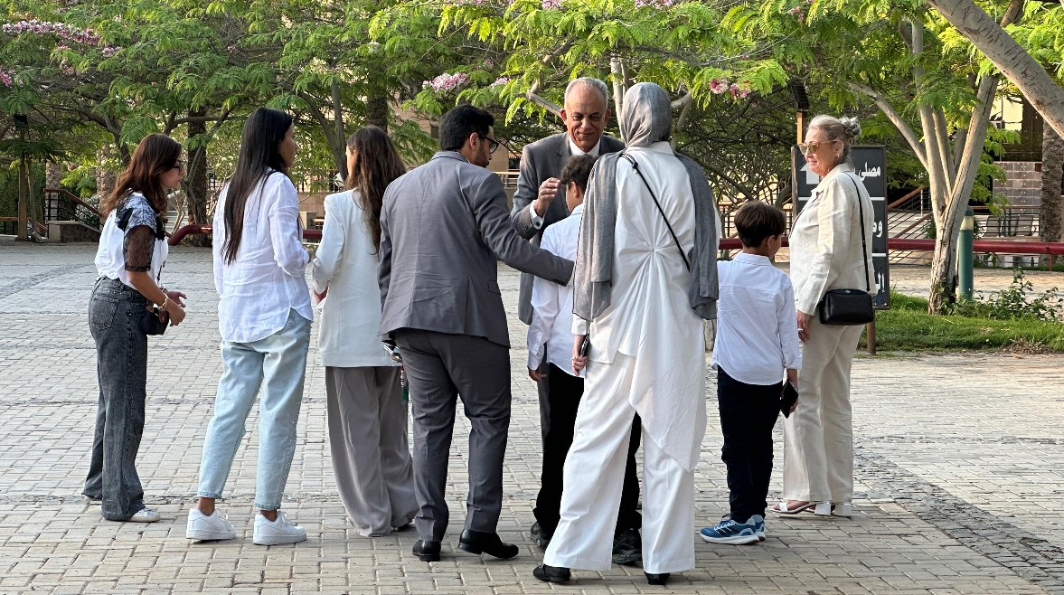 أسرة محمد مرزبان بالأبيض في عزائه