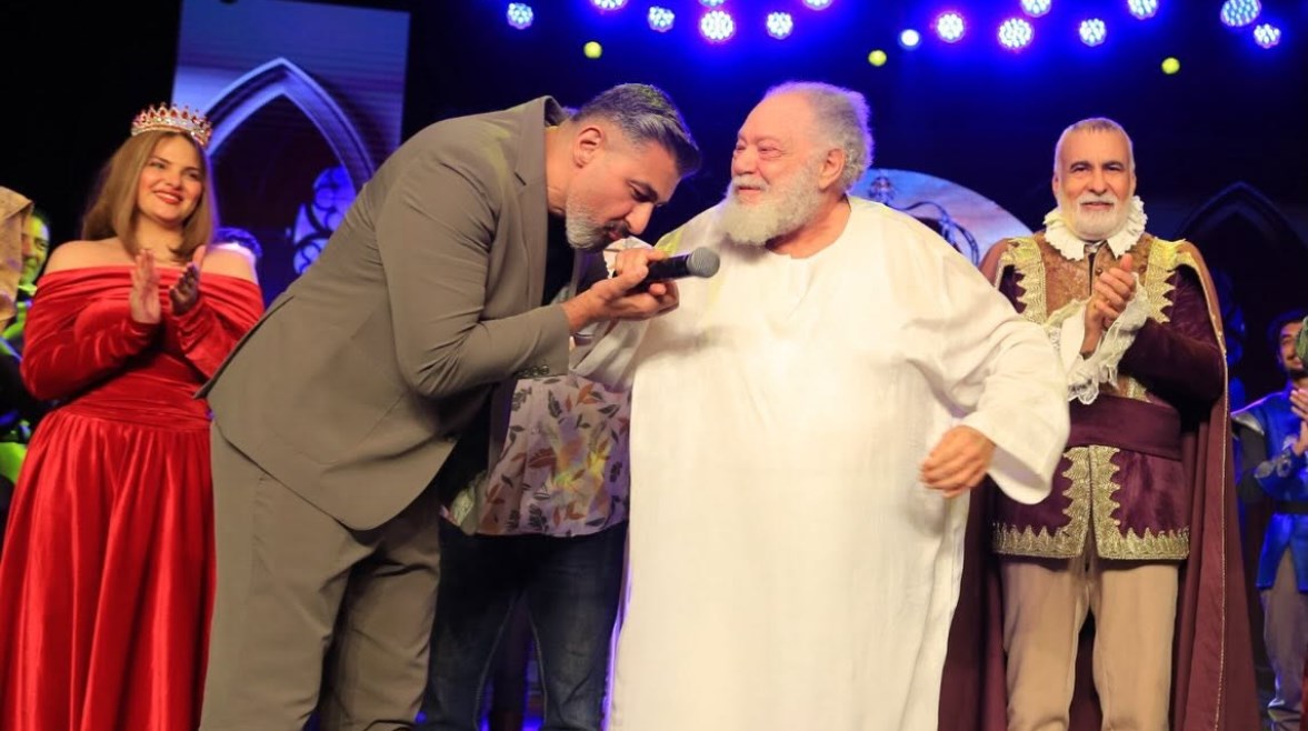 ياسر جلال يقبل يد يحيى الفخراني 