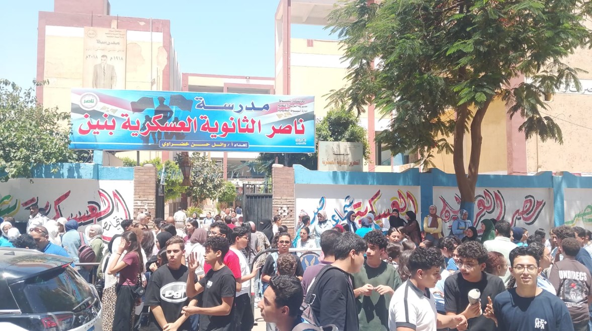 لقطة من خروج الطلاب بعد اداء الامتحان 