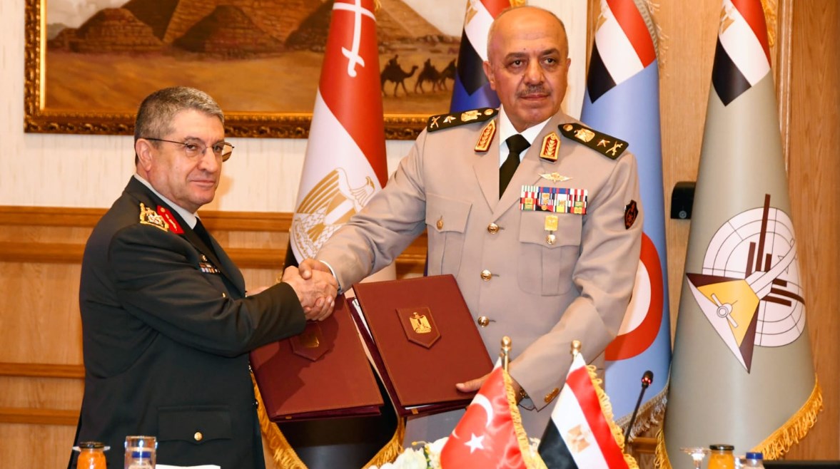 الفريق أحمد خليفة رئيس أركان حرب القوات المسلحة الفريق أول سلجوق بيرقدار أوغلو رئيس هيئة الأركان العامة للقوات المسلحة التركية