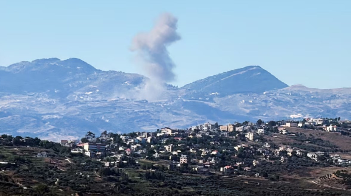 دخان يتصاعد في جنوب لبنان عقب غارة إسرائيلية