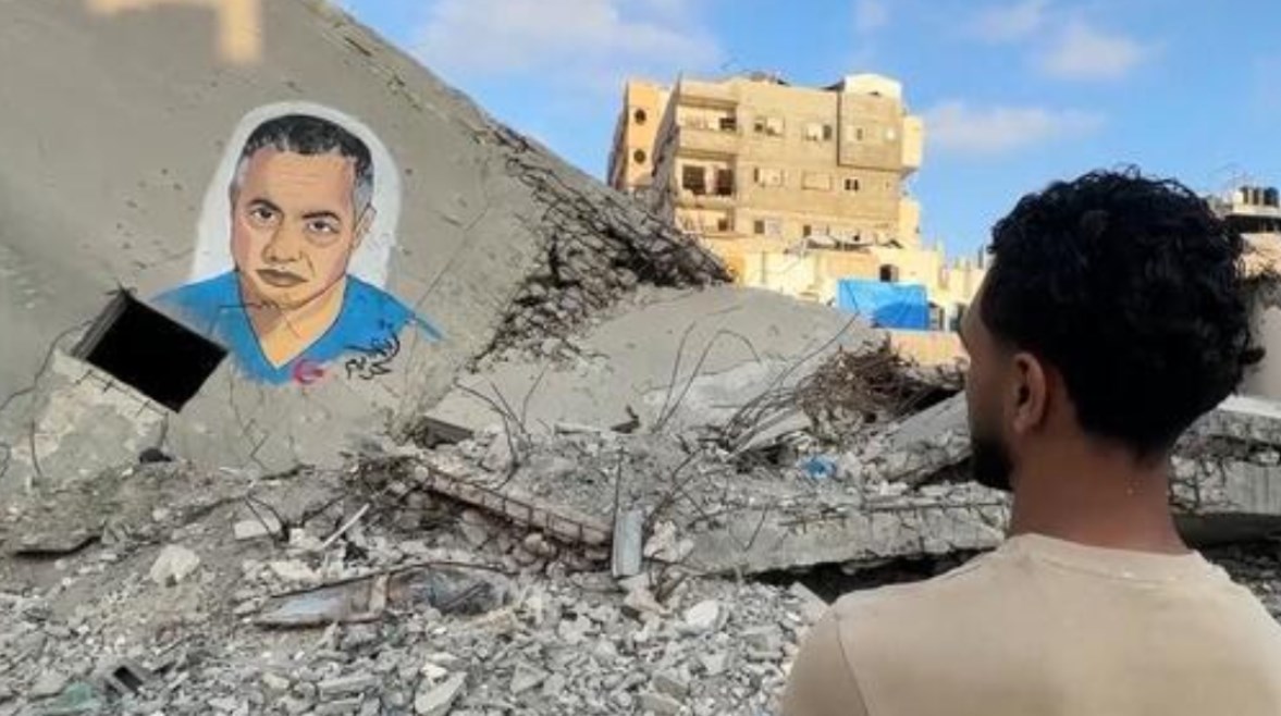 فنان تشكيلي من غزة يرسم جدارية للدكتور حسام أبو صفية تضامناً معه