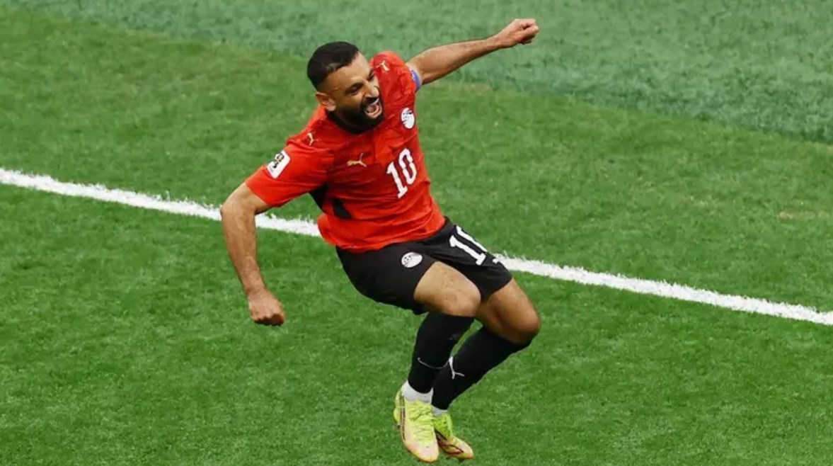 محمد صلاح يحتفل بتسجيل الهدف الثاني