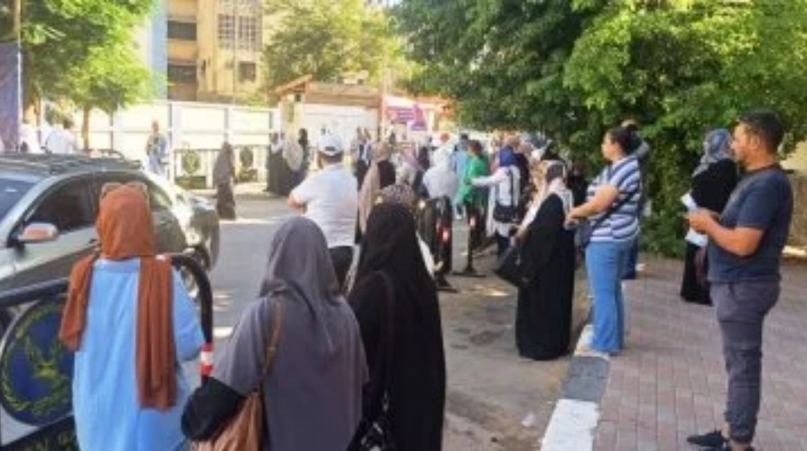 أولياء أمور ينتظرون أبناءهم