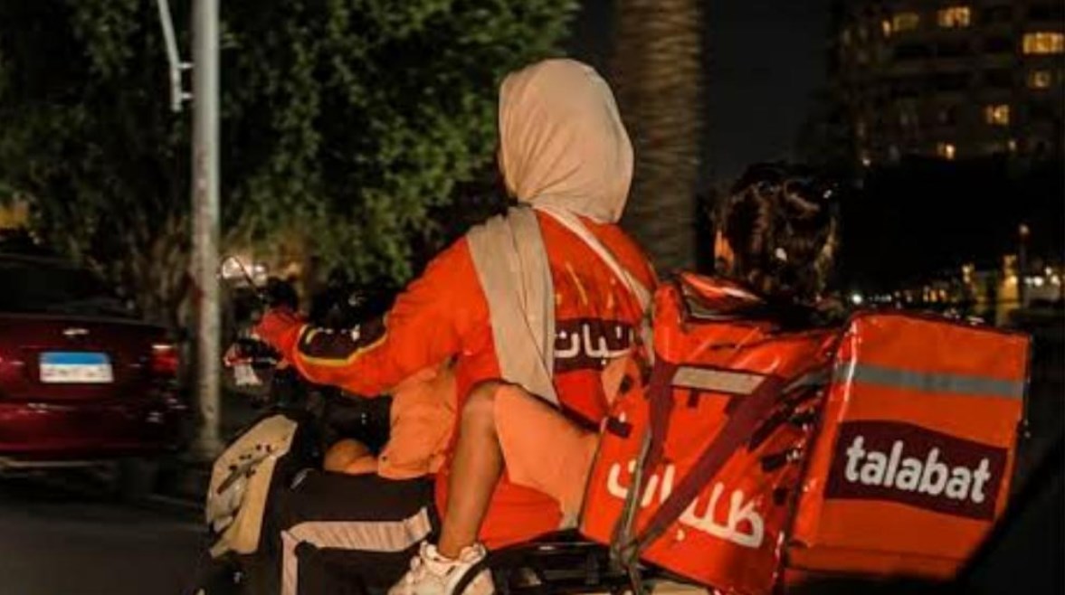  مندوبة التوصيل