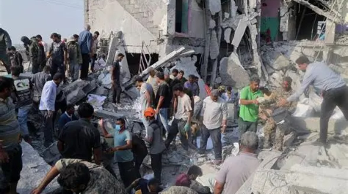 الدمار بعد قصف مدرسة ميناب ـ إيران