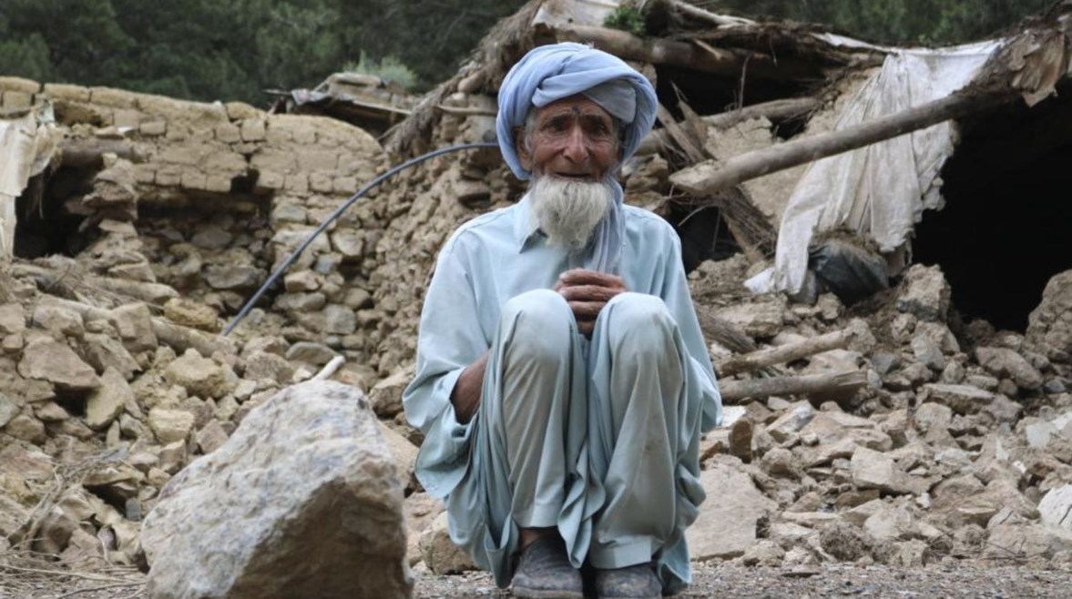 أفغانستاني خلف الدمار ـ تعبيرية