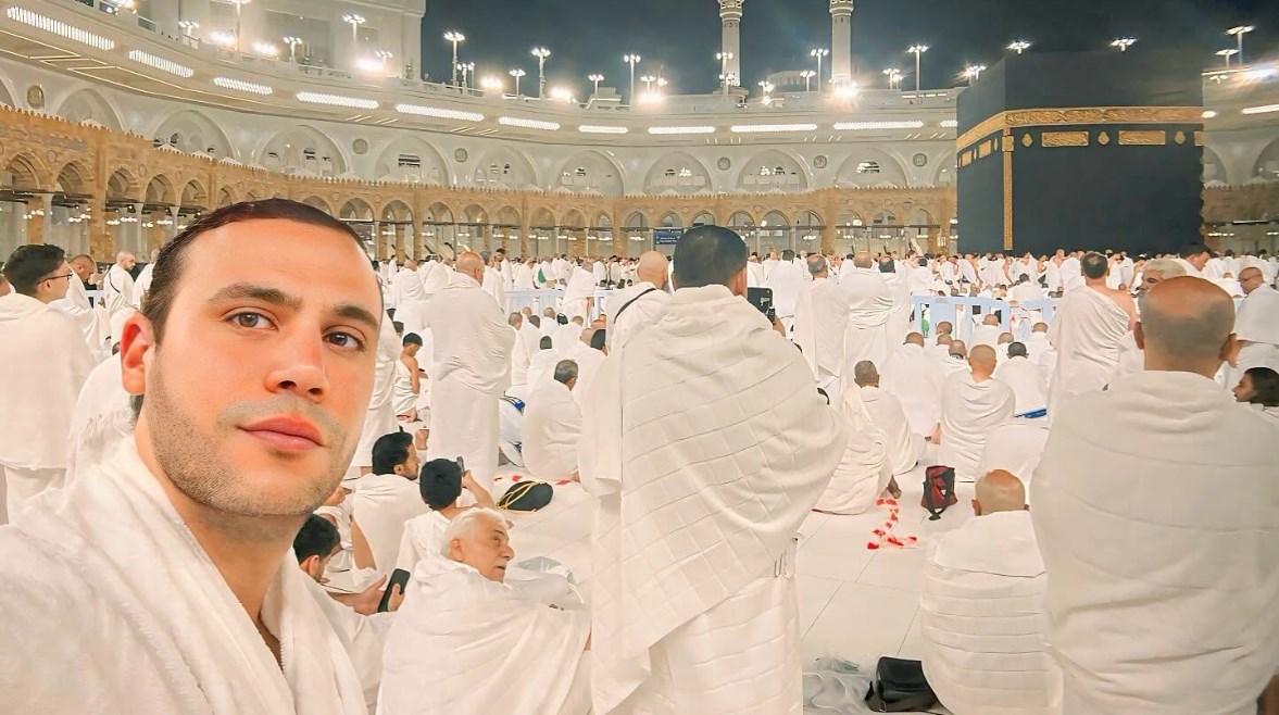 محمد إمام يؤدي مناسك العمرة