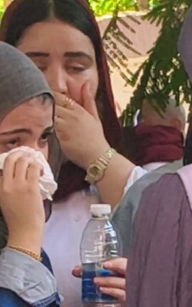 طالبة تبكي بعد امتحان الكيمياء