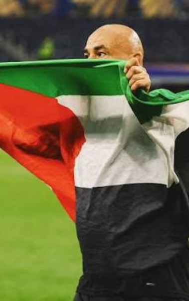 حسام حسن يرفع علم فلسطين 