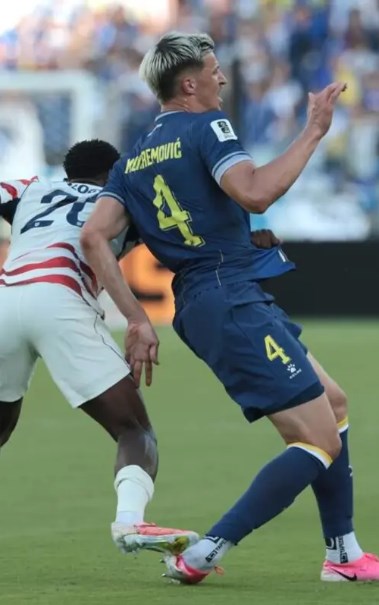 لقطة تدخل بالجون على لاعب البوسنة