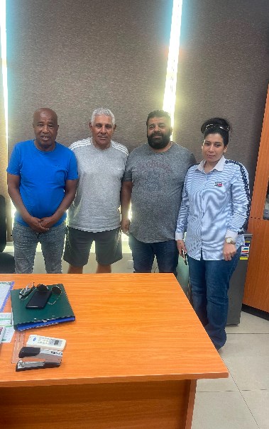 والد ووالدة اللاعب مع مسؤولي الاتحاد السكندري