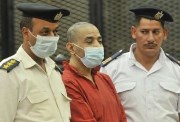 سفاح الجيزة مرتديًا البدلة الحمراء خلال إحدى جلسات محاكمته