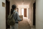 طالبة تسكن في السكن الجامعي 