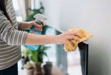 تنظيف شاشة التلفزيون 