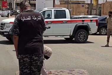 أثناء جلد السيدة في الشارع
