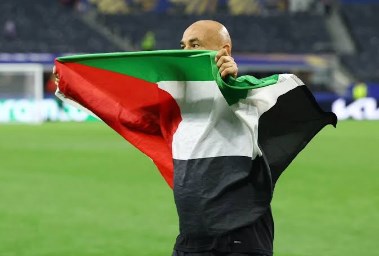 حسام حسن يرفع علم فلسطين بعد فوز منتخب مصر على أستراليا