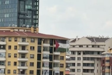  رفع علم فلسطين مقابل الفندق المقرر لإقامة ترامب في أنقرة