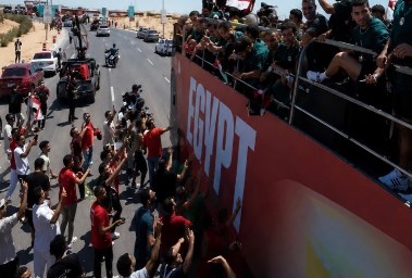 منتخب الفراعنة يرفع علم فلسطين 
