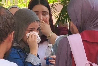 طالبة تبكي بعد امتحان الكيمياء - تصوير: سامح حسب الله