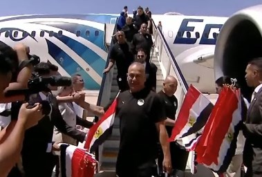 استقبال الجماهير المصرية لبعثة المنتخب المصري