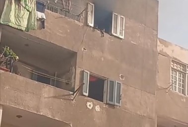الشاب يوسف أثناء إنقاذة للاطفال 