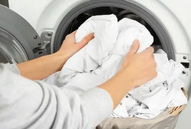 أفضل طريقة لتبييض الملابس البيضاء