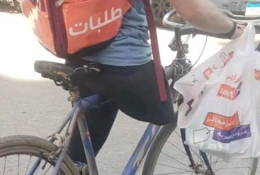محمود عامل توصيل الطلبات