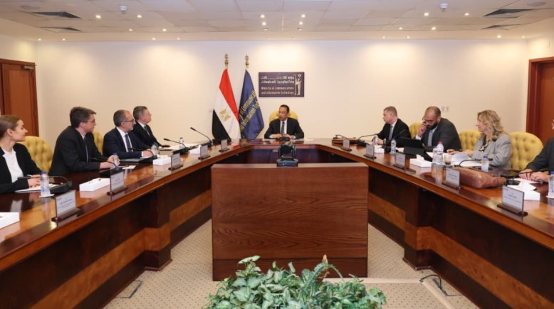لقاء وير الاتصالات وممثلي البنك الدولي
