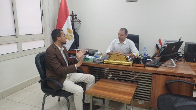 عبدالمجيد عبدالله في حوار صحفي مع مدير المجالس الطبية المتخصصة