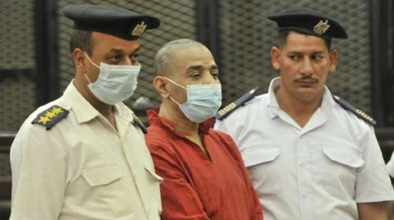 سفاح الجيزة مرتديًا البدلة الحمراء خلال إحدى جلسات محاكمته