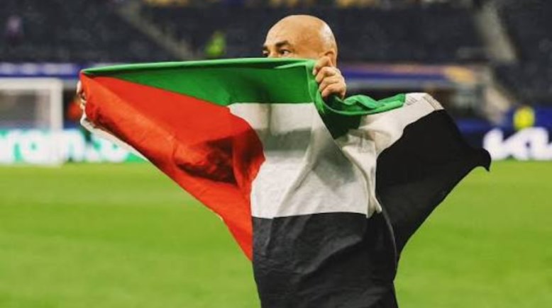 حسام حسن يرفع علم فلسطين 
