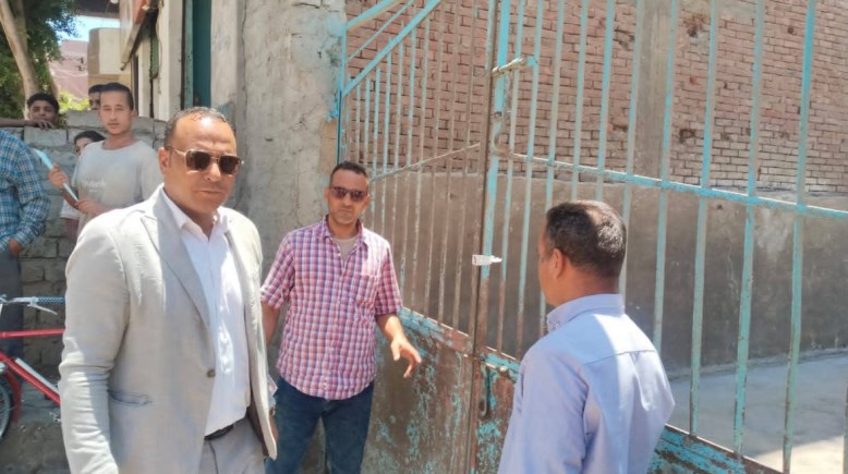 غلق وتشميع 10 محال تجارية مخالفة بالمنيا