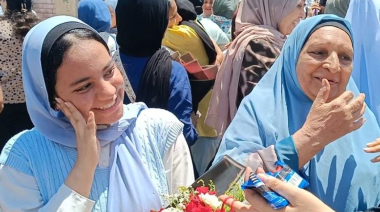 جَدّة بالمنيا تخطف الأنظار أمام لجان الثانوية العامة 