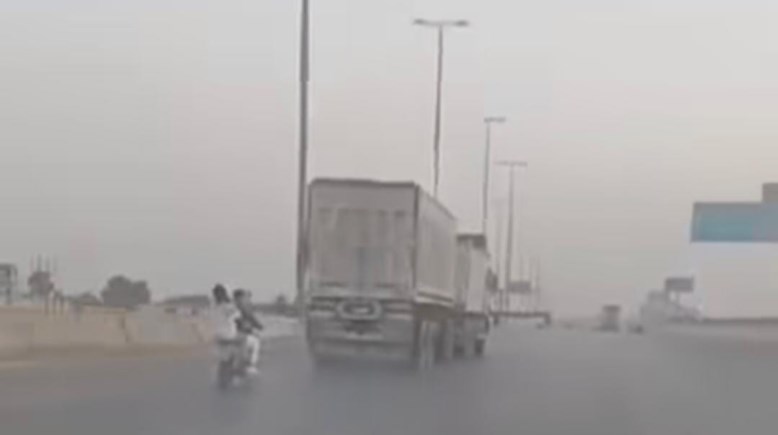 سائق تريلا  يزاحم قائد "موتوسيكل" ويسقط أرضًا على طريق مصر-الإسماعيلية