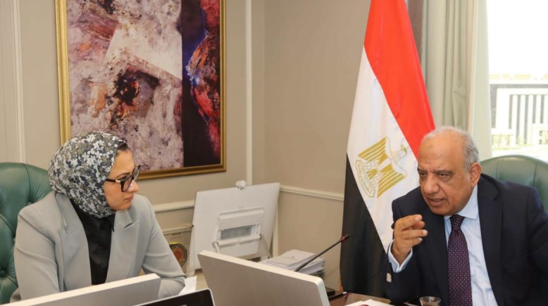 جانب من اجتماع وزير الكهرباء والطاقة المتجددة