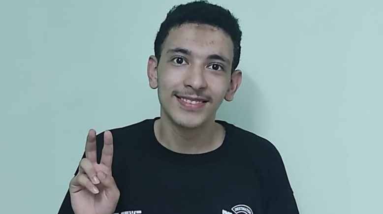 السادس على الثانوية العامة أدبي عمر مصطفى 