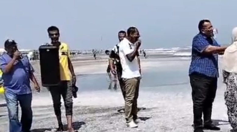 شرائط بلاستيكية لعزل البحر عن المصطافين ومكبرات الصوت لاخراجهم 