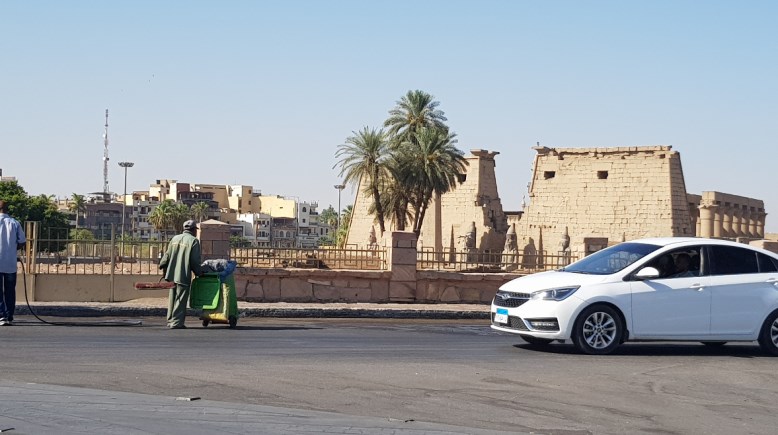 عامل نظافة يقوم بعمله 